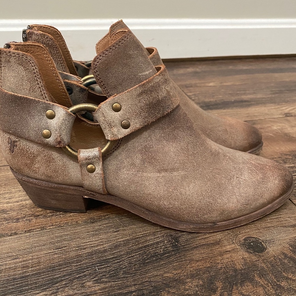 Frye Ray Harness Back Zip Size 8.5